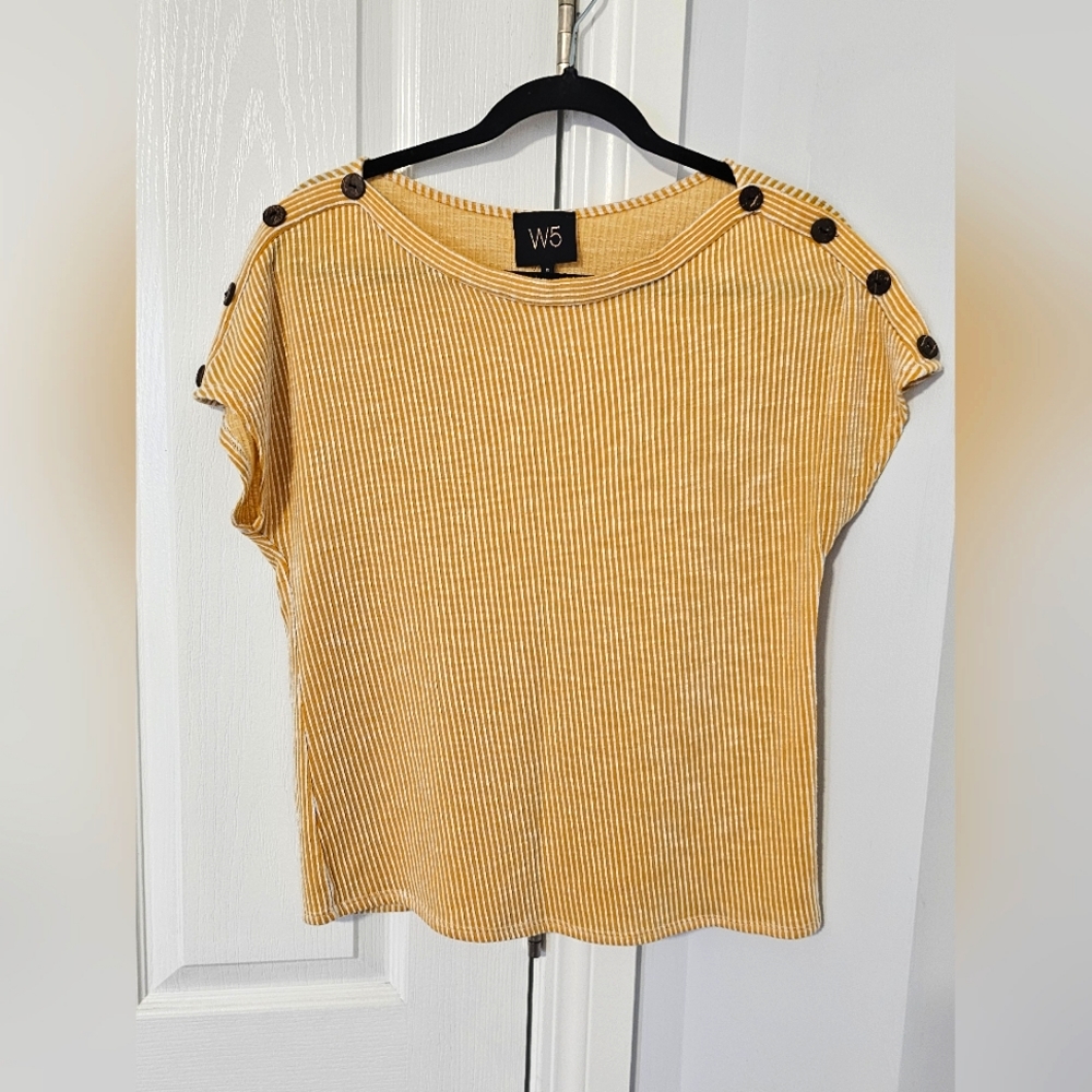 Ladies textured top. Size small.